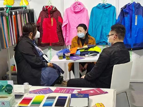 “科技、时尚、绿色、高端” 鸿岳纺织步入校服、冲锋衣面料的良性发展轨道