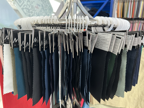 “科技、时尚、绿色、高端” 鸿岳纺织步入校服、冲锋衣面料的良性发展轨道