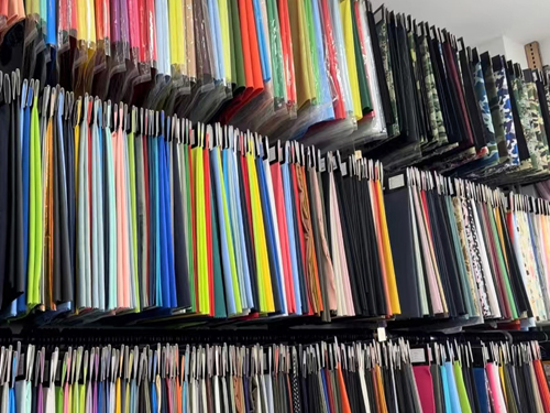 “科技、时尚、绿色、高端” 鸿岳纺织步入校服、冲锋衣面料的良性发展轨道